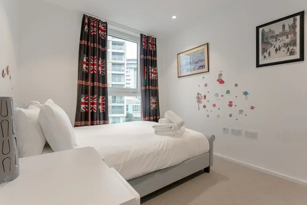 Modern 3 Bedroom Top Floor Apartment