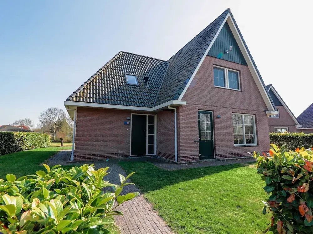 Villa Near the Lake in Makkum