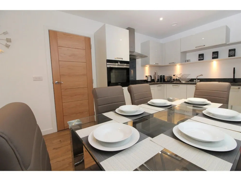 Luxury 2BR Modern Flat for 6 Near Holyrood Park