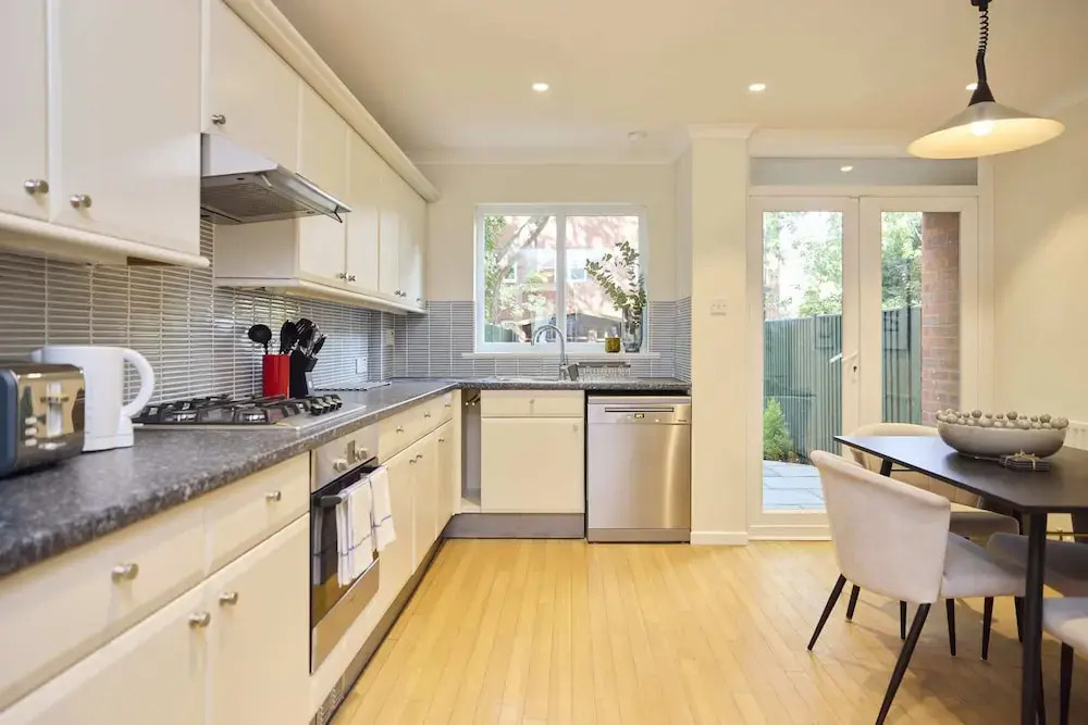 Chiswick Townhouse with Garden & Parking