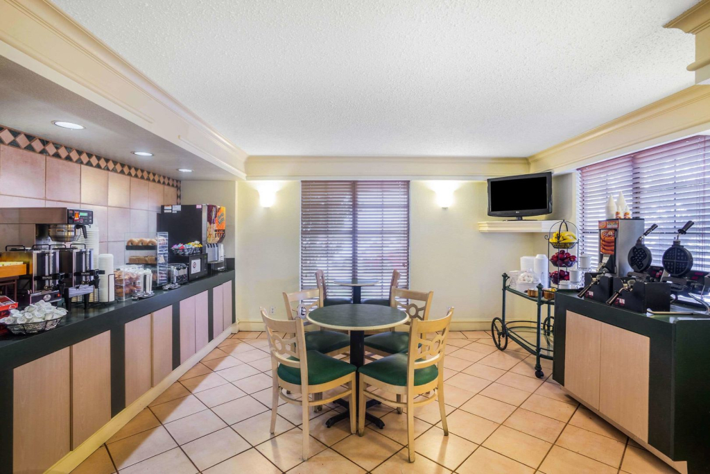 Super 8 by Wyndham Eagle Pass