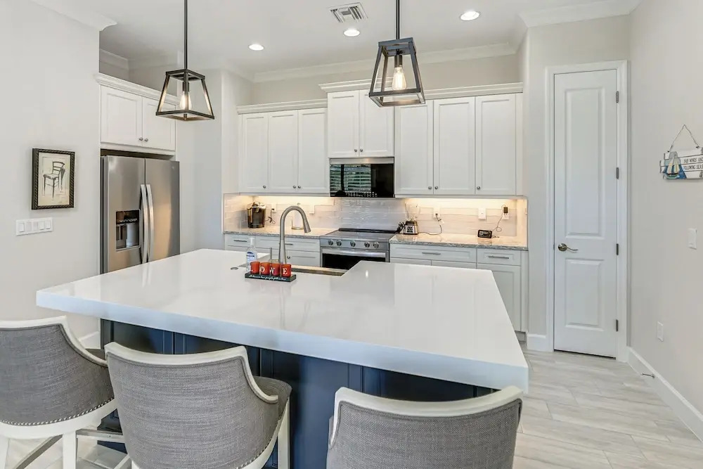 3 Mi to Naples Beach! Couple's Resort Getaway