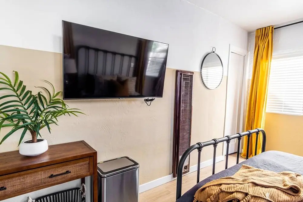 Live Like a Local - Studio With Huge Backyard