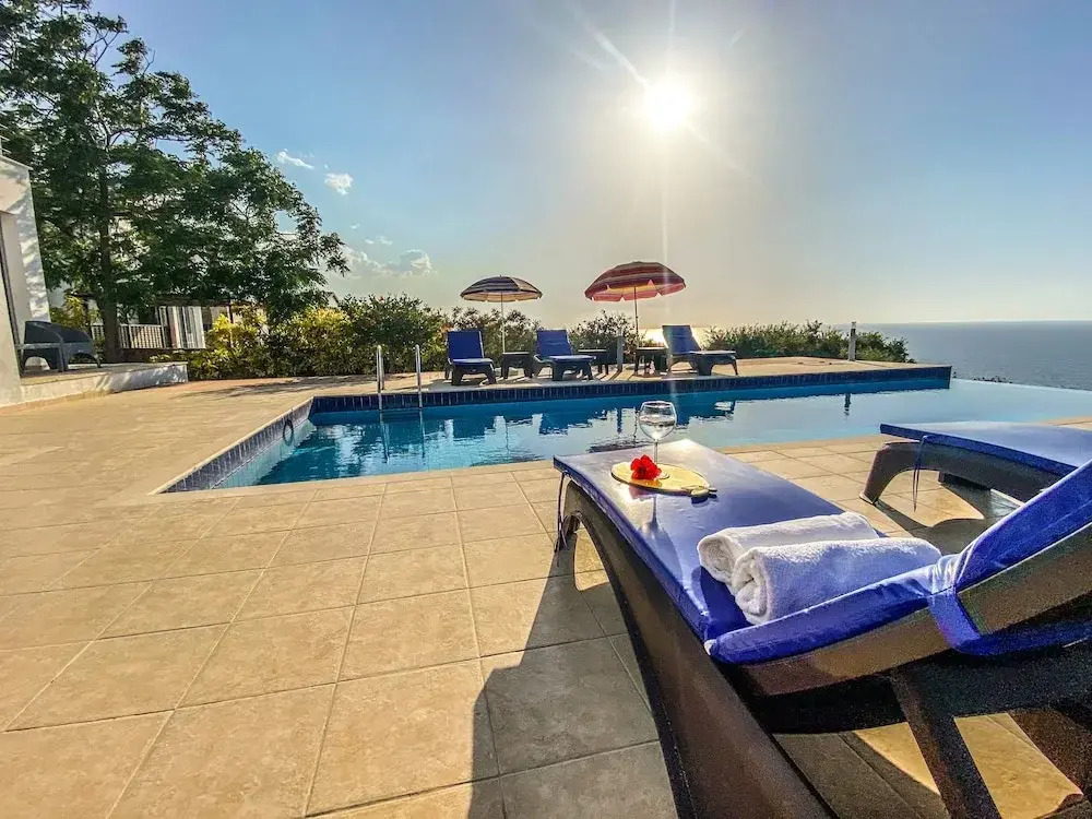 Sea Cliff villa, 4 beds, sleeps 2- 7, Free Wifi, Heated Pool option.