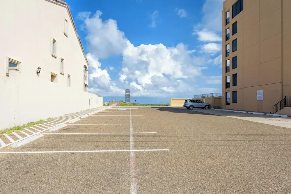 Courtyard Condo With Pool Only 1/4 Block to Beach!