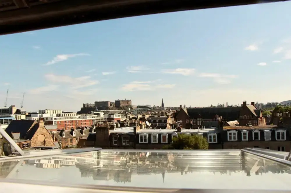 Homely 3 Bedroom Flat With Castle Views