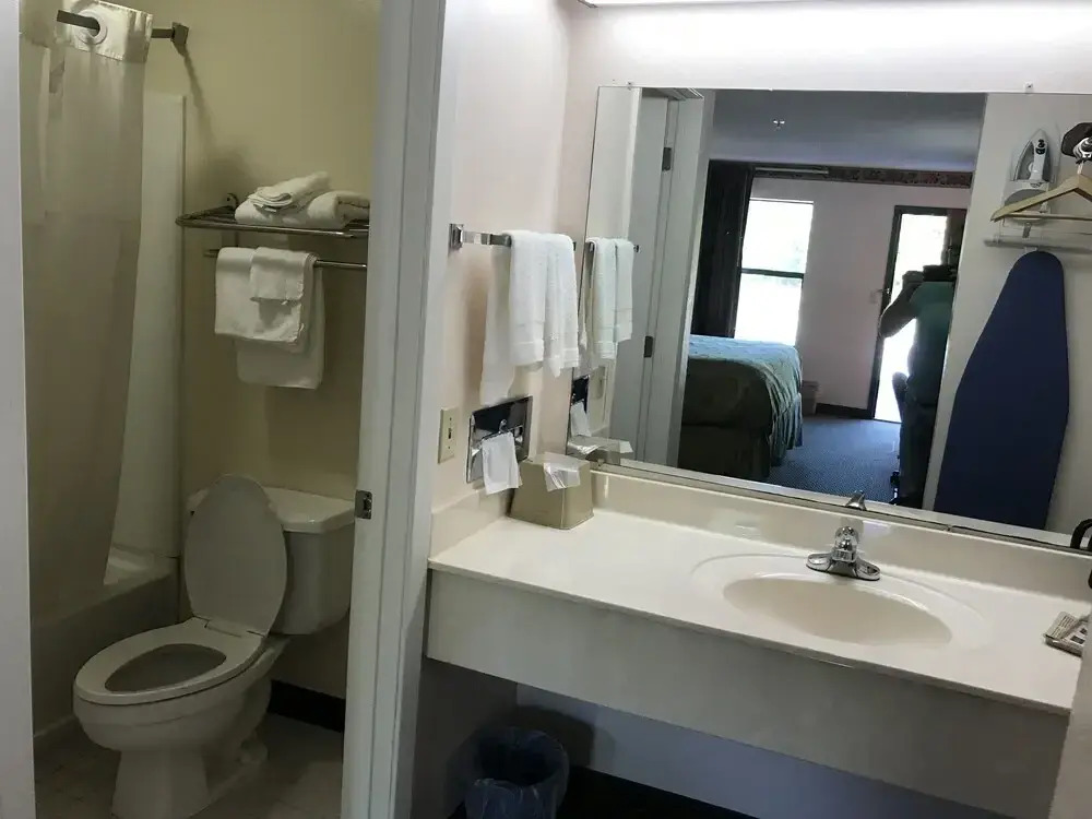 Clairmont Inn & Suites Warren