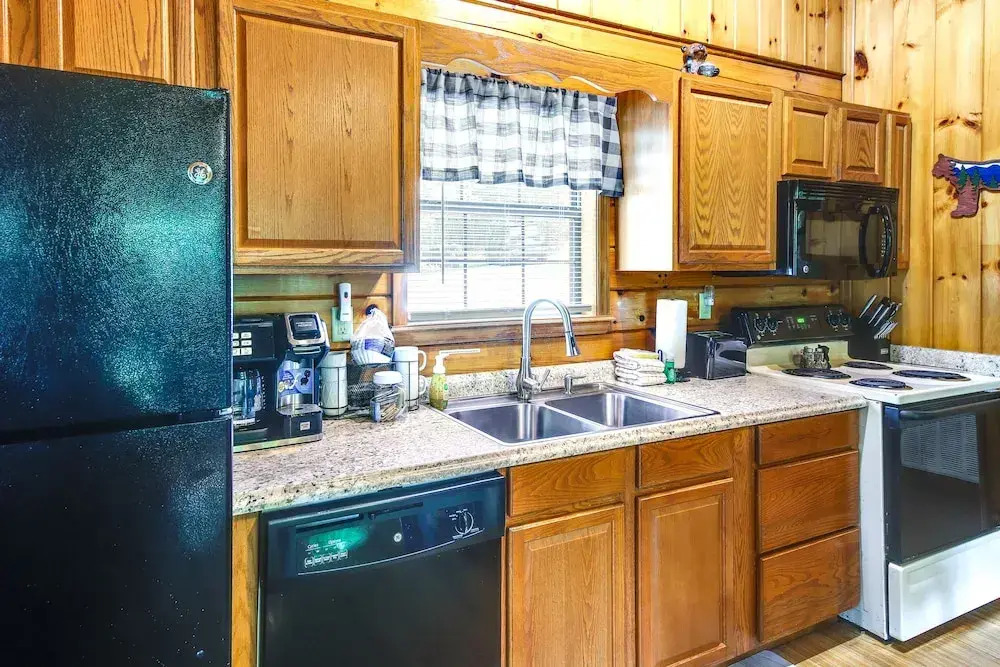 Tennessee Cabin w/ Balcony, Hot Tub & Pool Access!