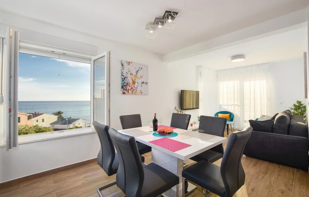Ten-Bedroom Holiday Home In Razanj