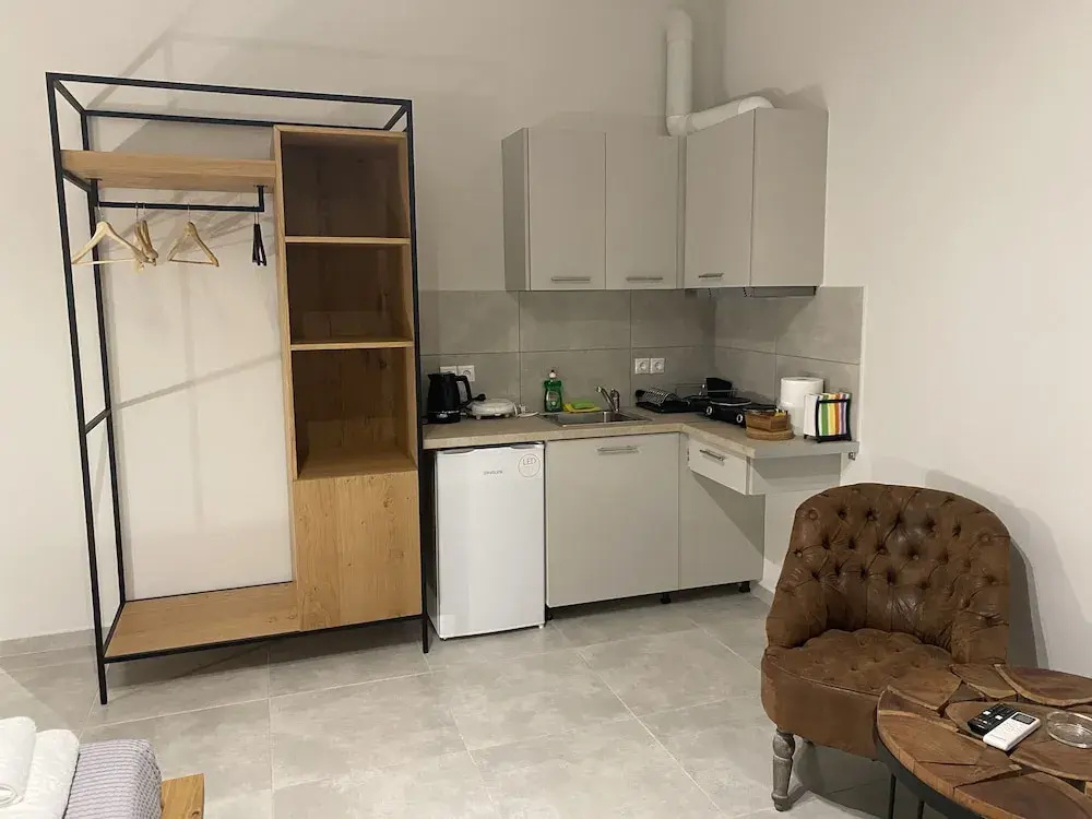 Alekos Apartments 2 Netflix, Self Check-In