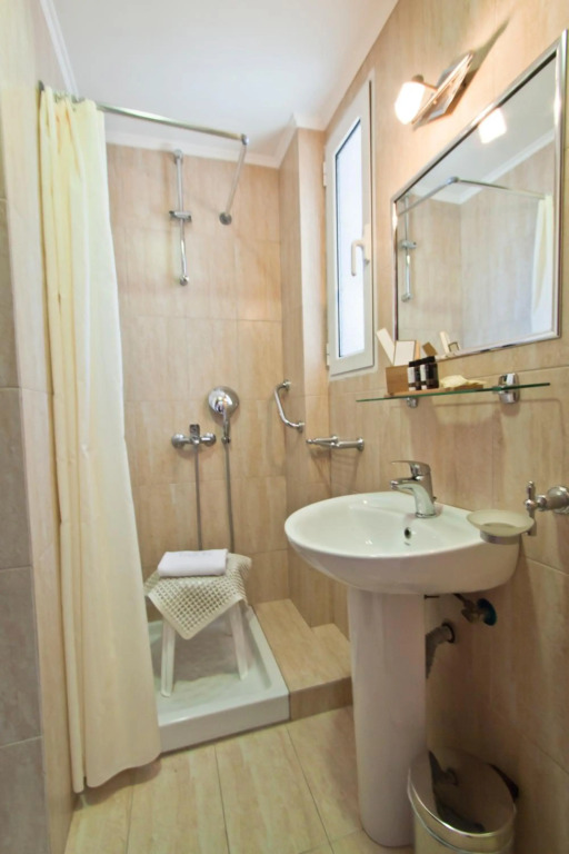 Triton Hotel Piraeus