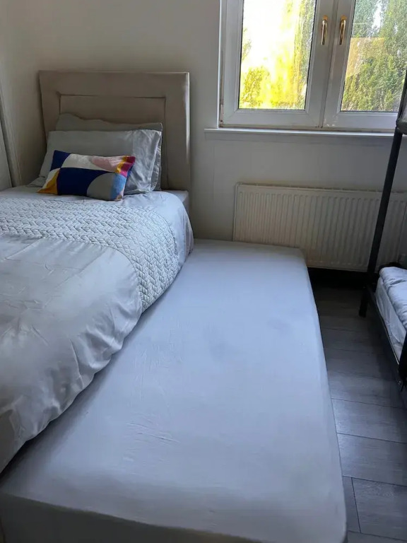 Modern Apartment-sleeps6-parking-seft Check in