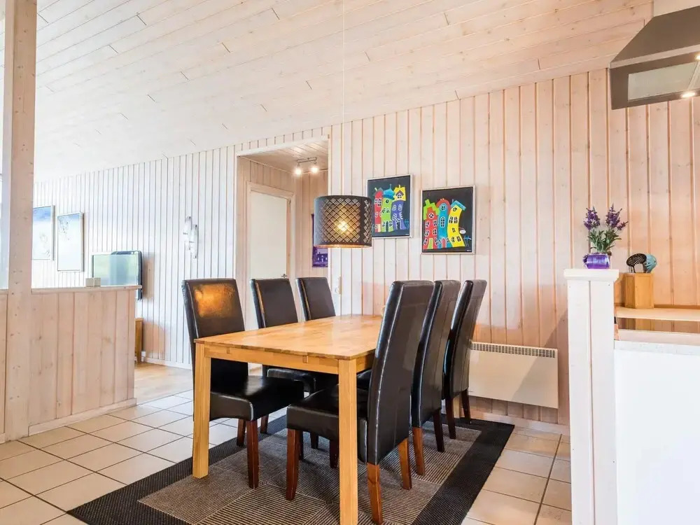 Bright and Spacious Family Retreat-By Traum