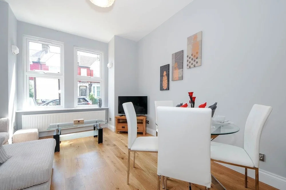 Charming 5 Star 3 Bed London Flat, Garden, Parking