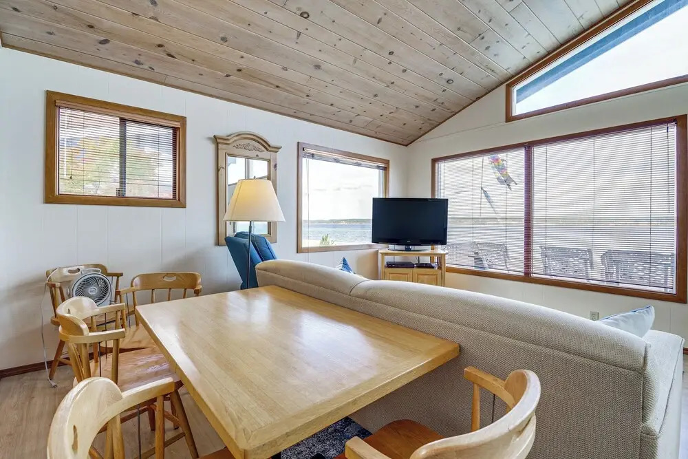 Beachfront Whidbey Island Home + Apartment!