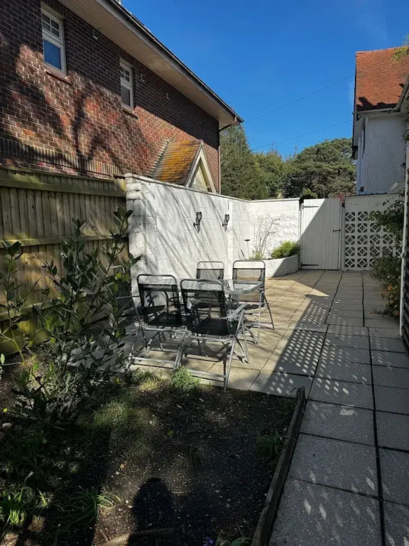 Inviting 2-bed Apartment in Poole