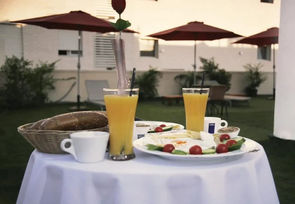 Lenis Hotel