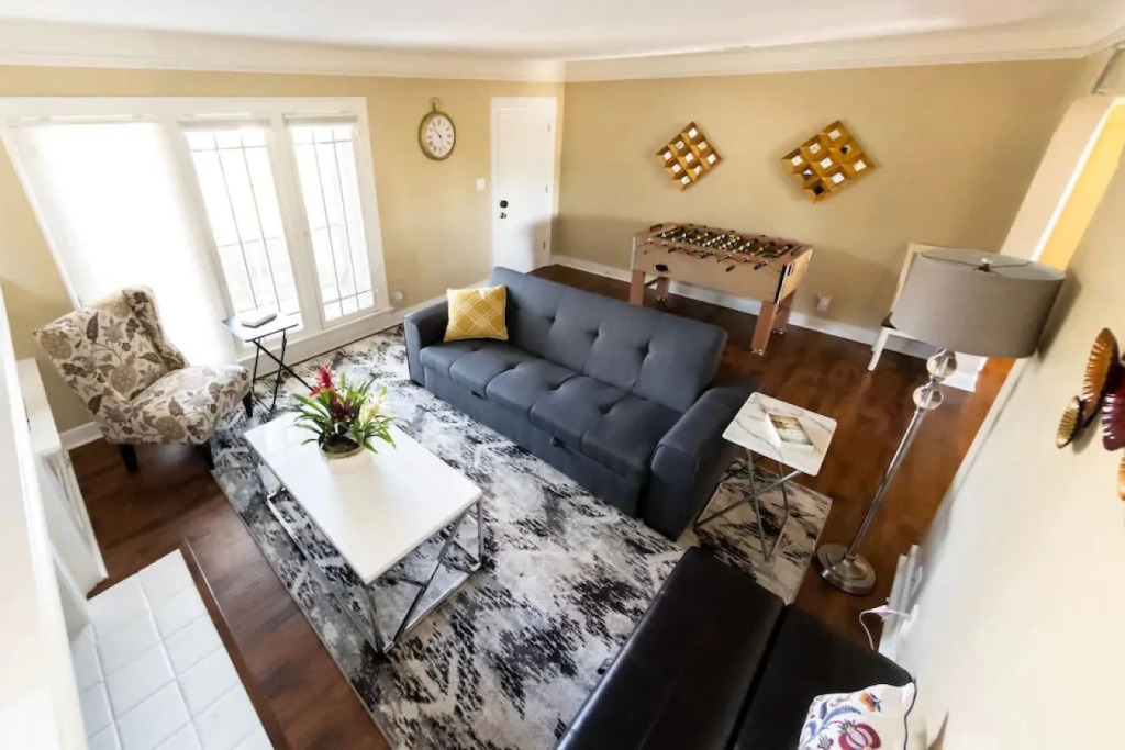QUAINT UPDATED 2-BEDROOM HOUSE IN GLENDALE  (p2)