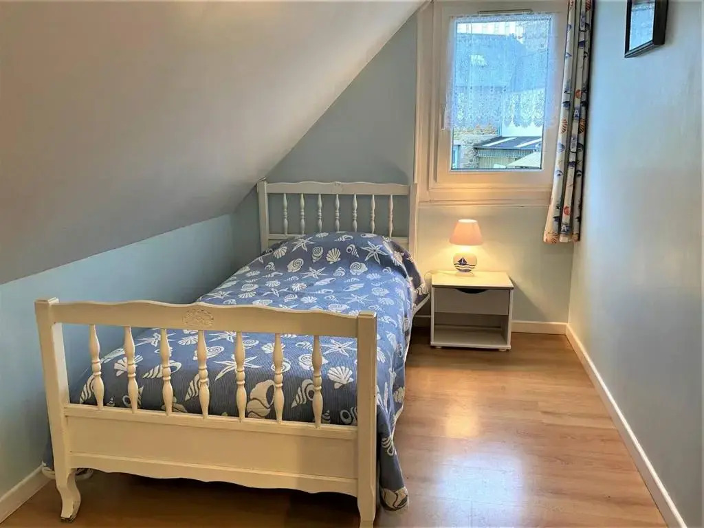 Maison à Perros-Guirec avec WIFI, proche centre-ville et plage, cour fermée, parking privé - FR-1-368-324