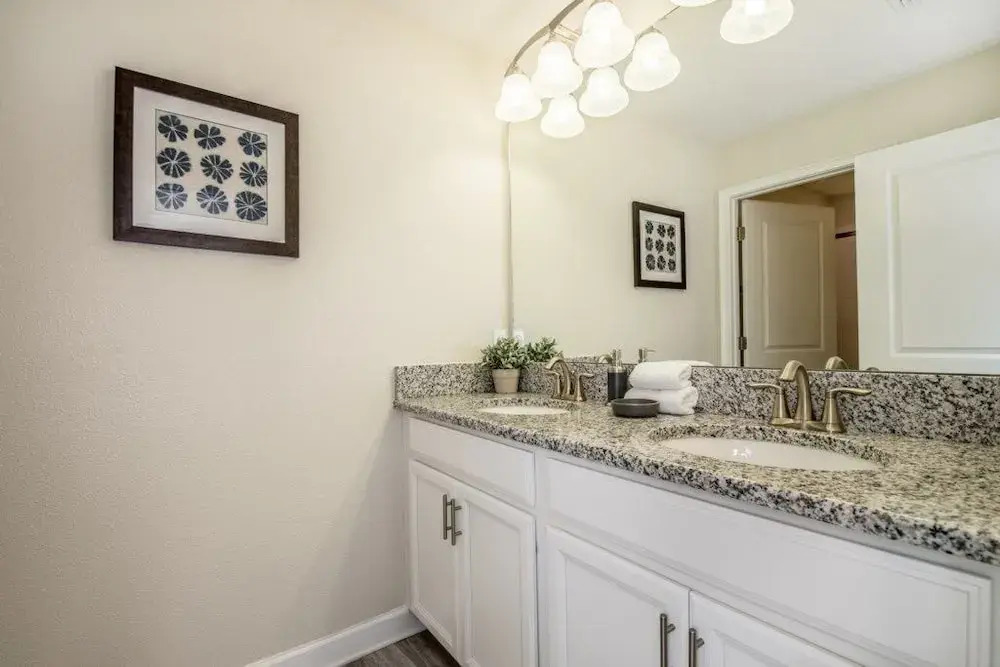 Amazing 4 Bedroom Storey Lake Townhouse by Redawning