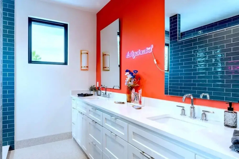 Queen's Gambit - 7 Minutes From Downtown - Sleeps 16