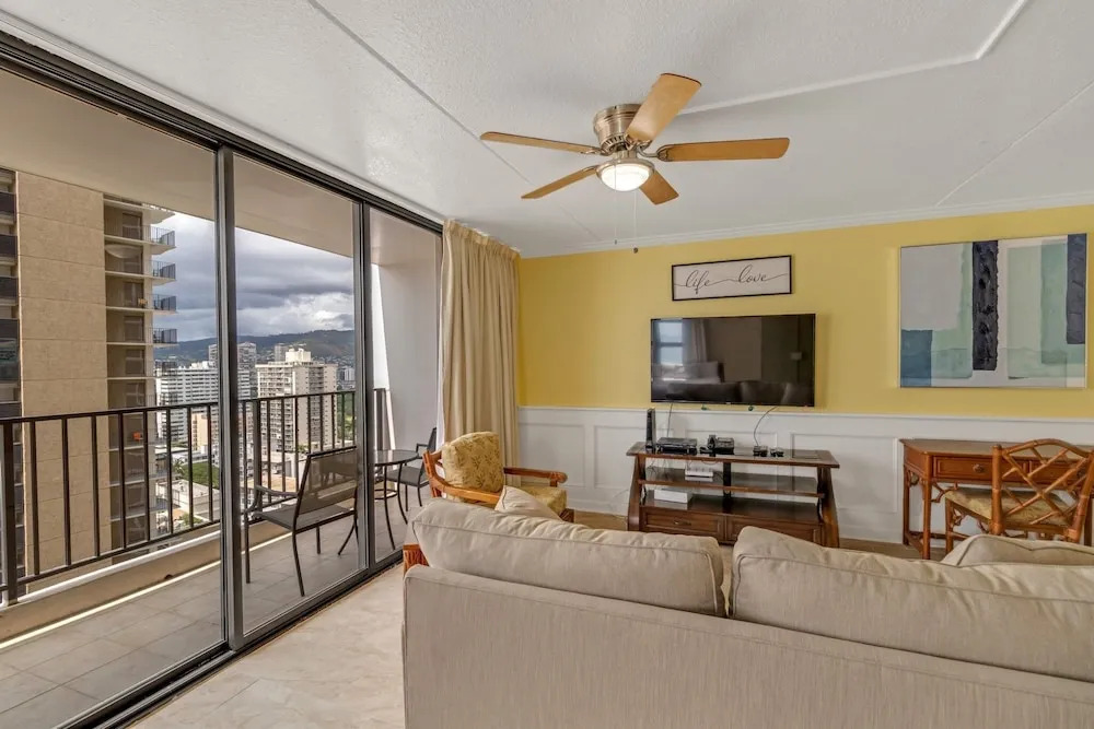 22nd Floor Condo with Stunning Ocean Views and Free Parking!