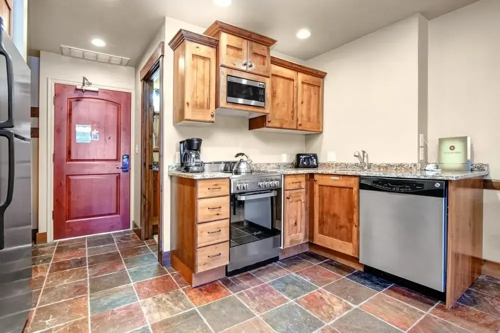 K B M Resorts- Cbi-101 Upgraded 1bd, Wood Fireplace, Full Kitchen, Wifi, Walk to Slopes!