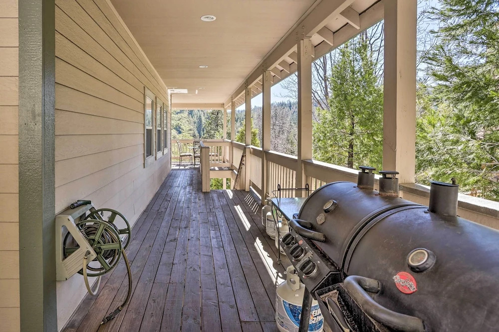 Huge Lake Arrowhead Home w/ 3 Decks & Grill!