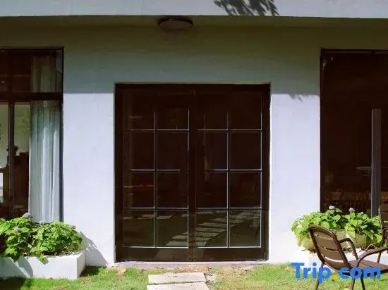 Cover yard homestay