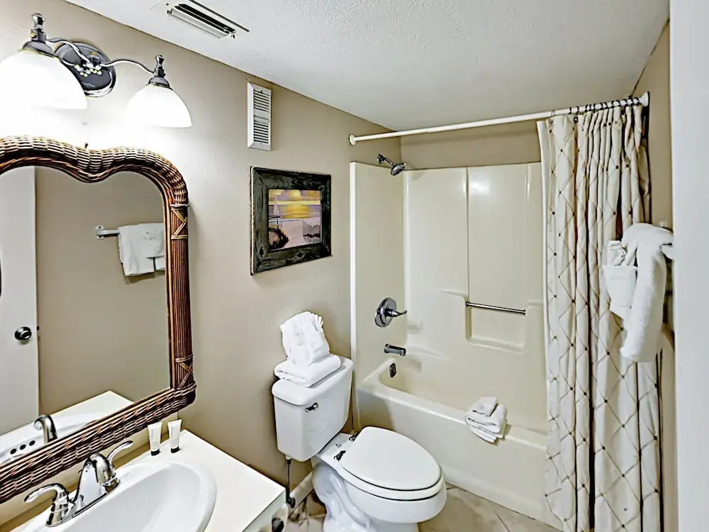 Gulf-front W/ Pool - Adjacent To Gulf Place 3 Bedroom Condo