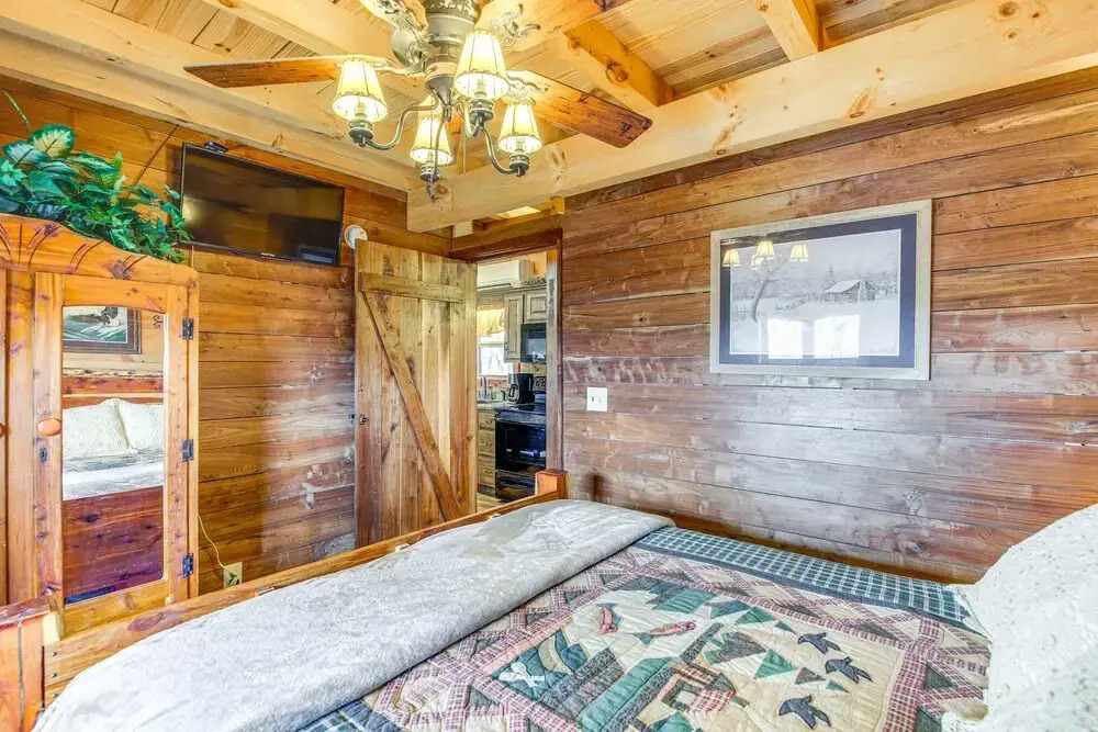 Sevierville Log Cabin W/ Hot Tub Near Dollywood!