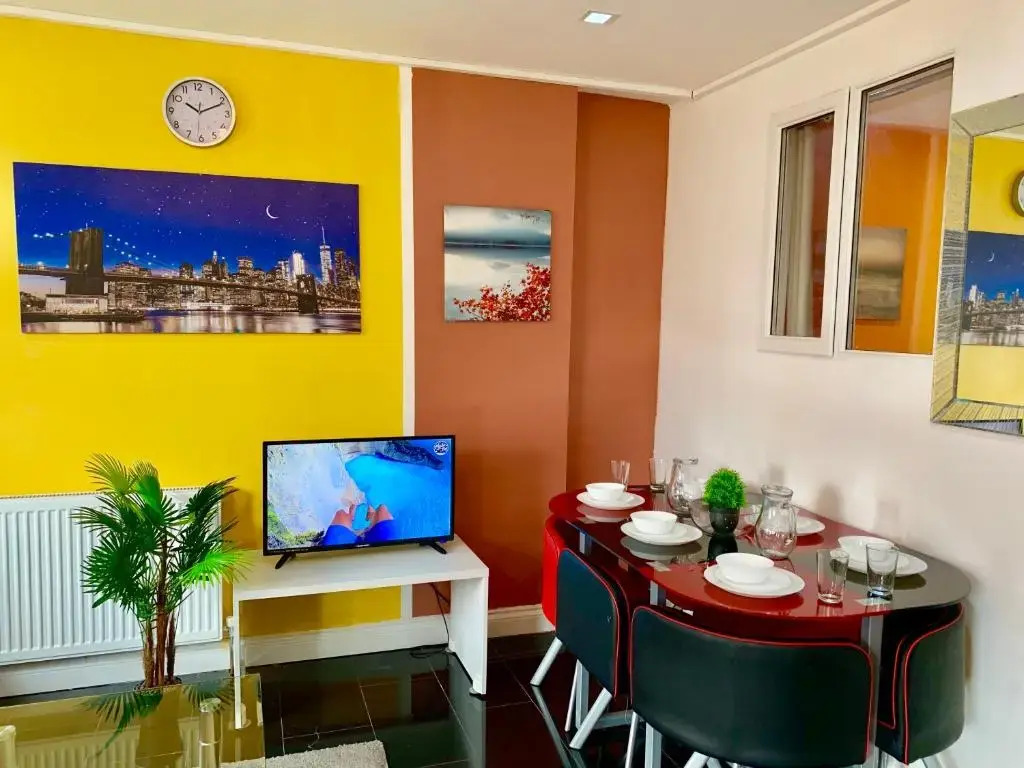 London 2 Bedroom Apartment, Kitchen, Reception and Private Garden