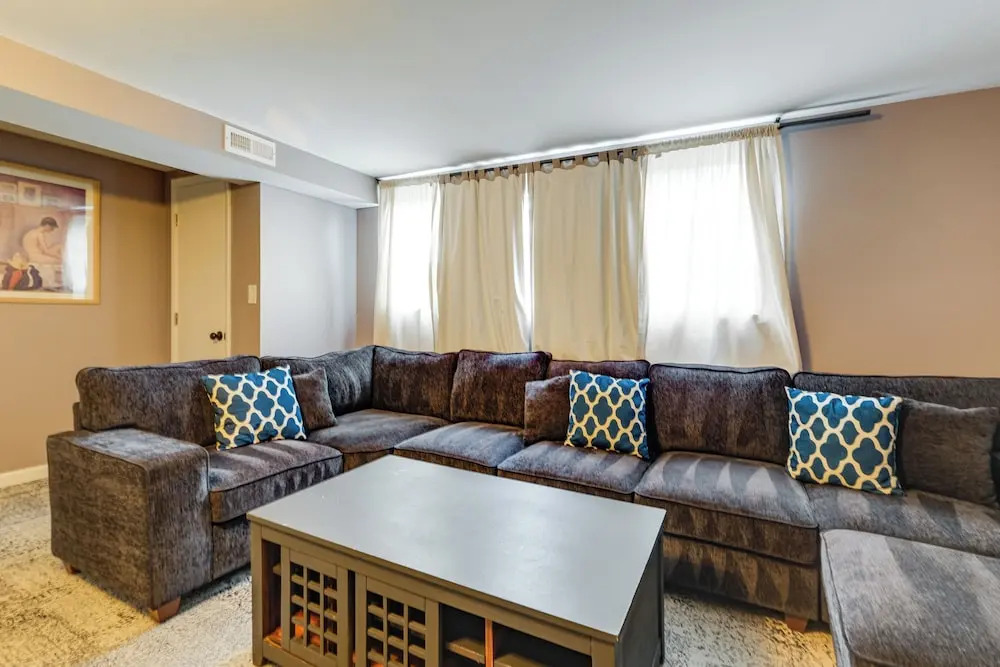 Arlington Townhome w/ Furnished Patio!