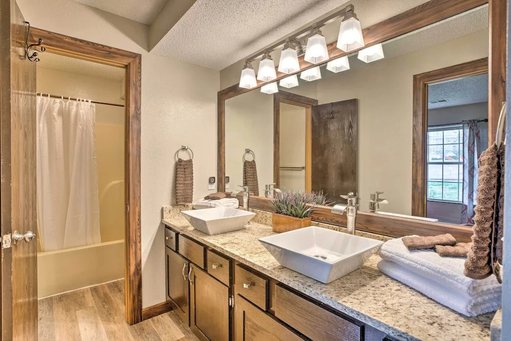 Unit 3 Mi to Branson Strip! Pool, Step-free Access