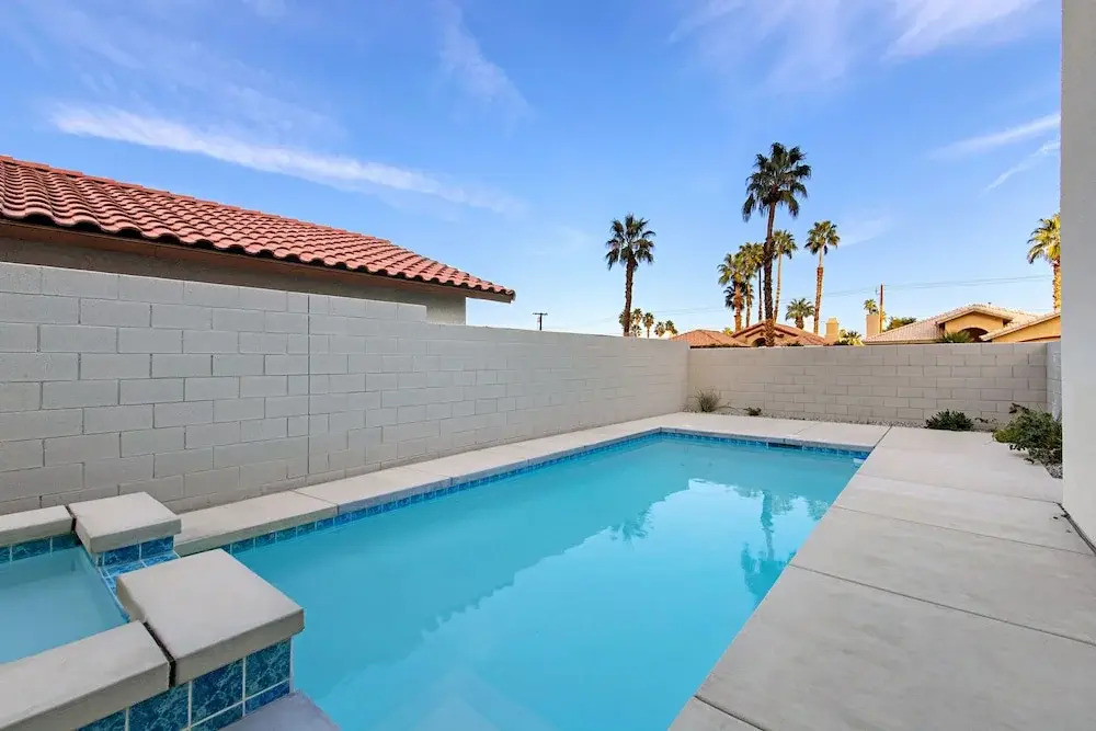 New With Pool + Hot Tub, Close To Downtown 4 Bedroom Home
