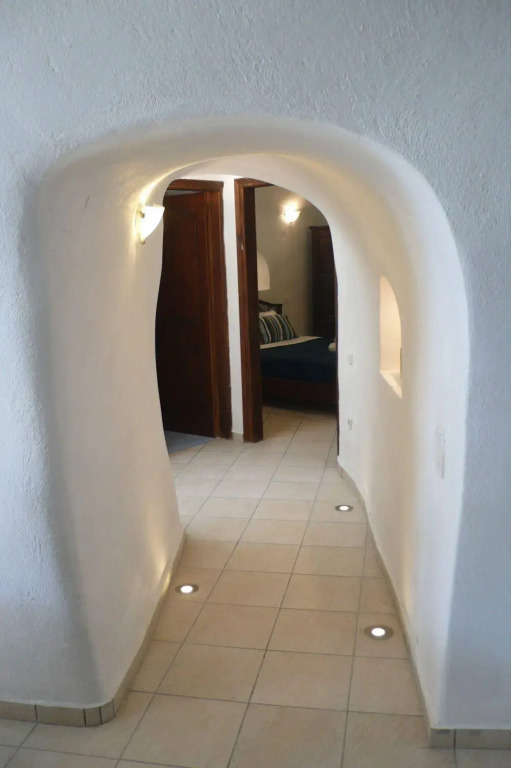 Iridanos Cave House