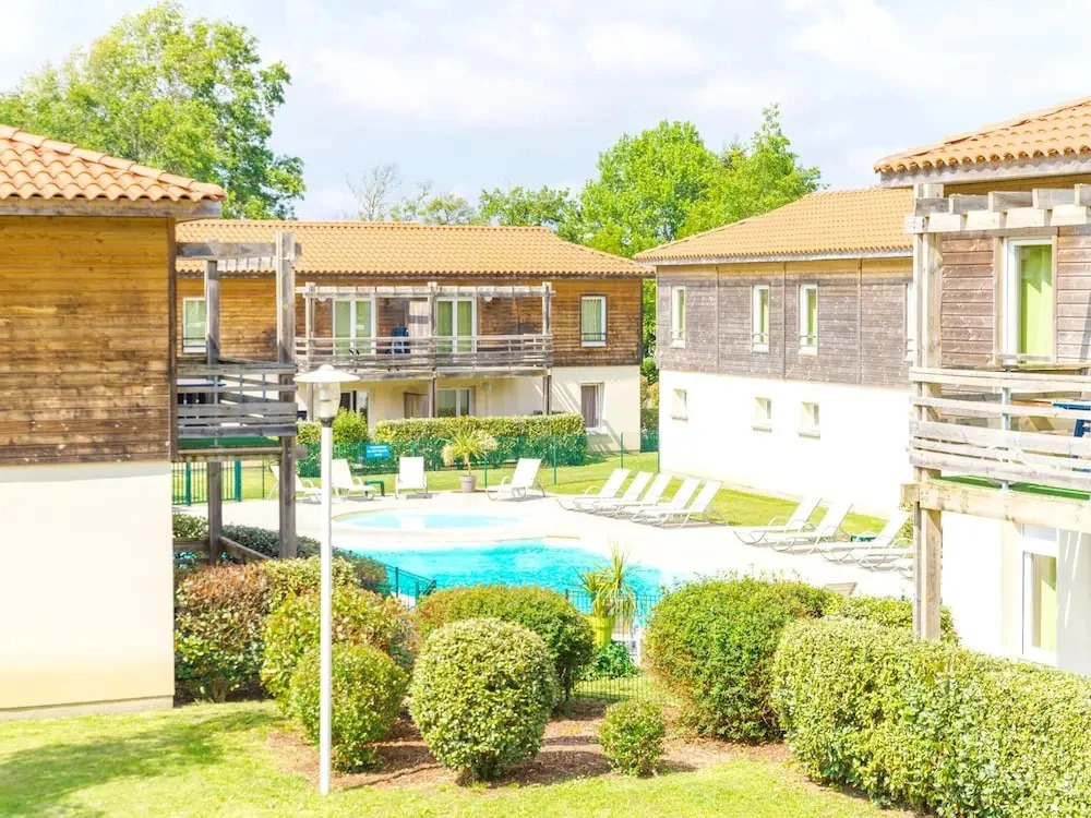 Chic Lakeside Apartment Escape