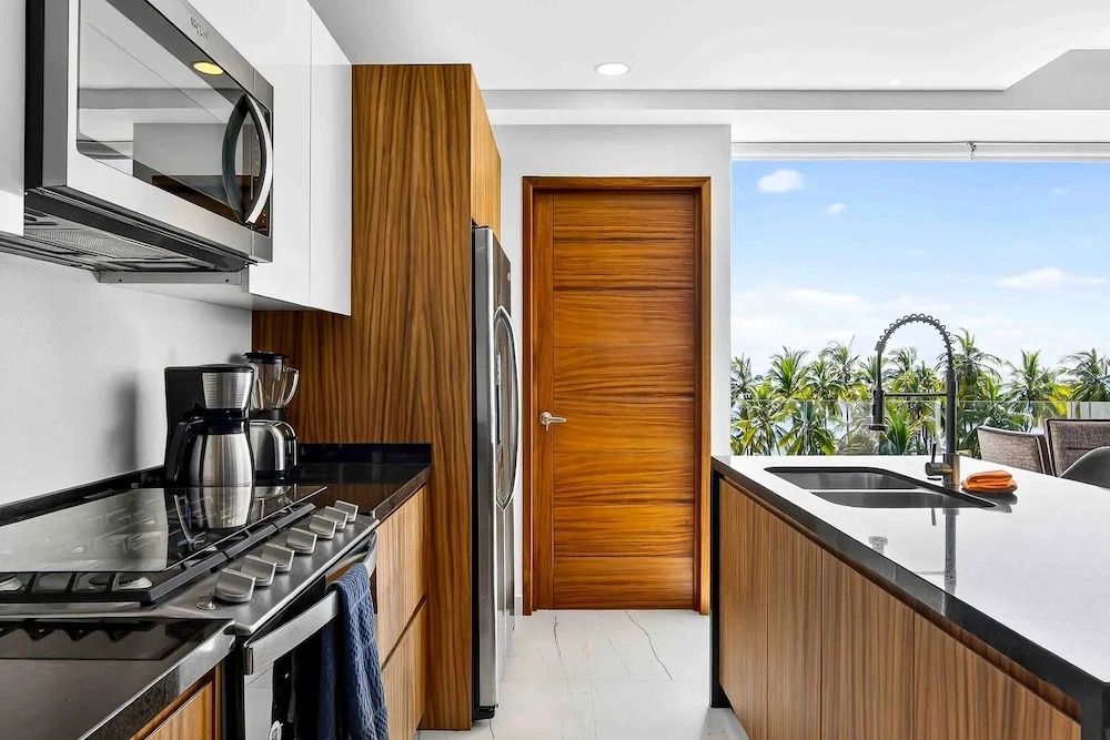 Relaxing Condo With Rooftop Pool, Oceanview Balcony & Walkable Beach Access