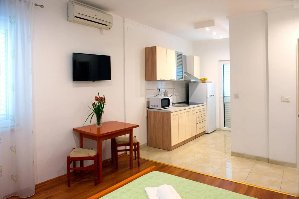 Robi - 50m From Beach - SA4