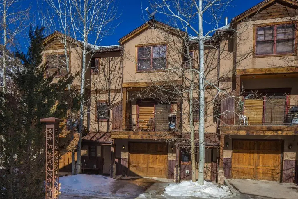 Elkhorn Townhome 1947 Townhouse