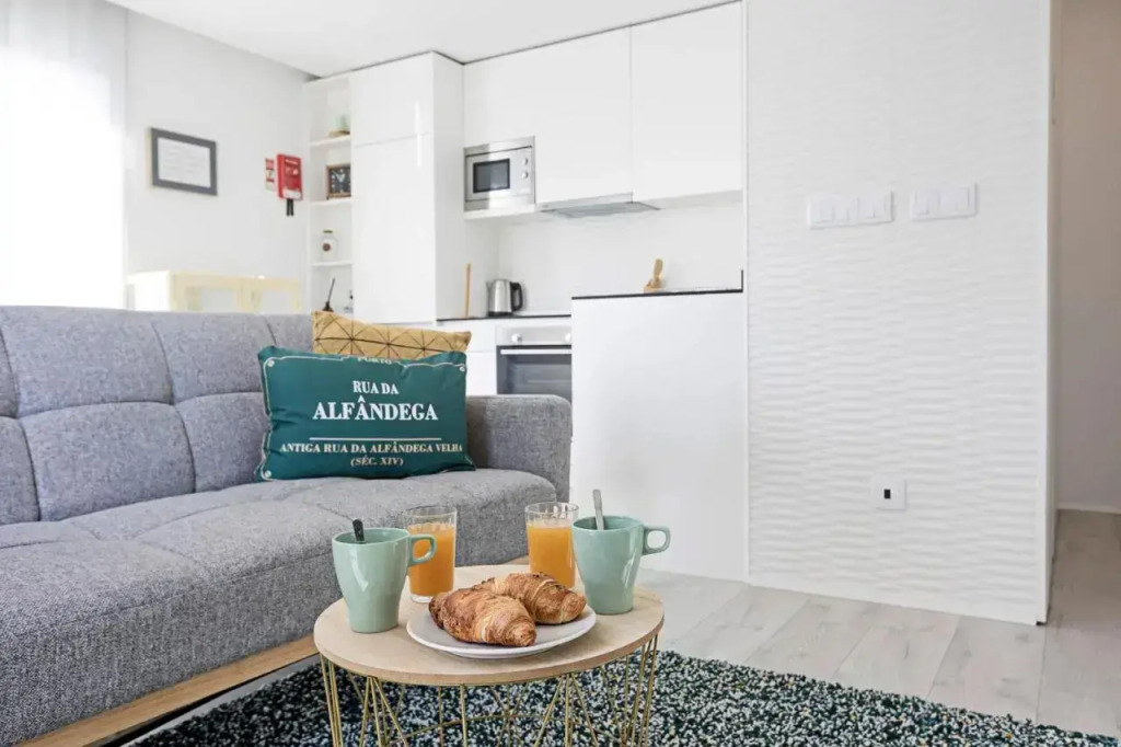 Stylish Flat W/ Gym & Parking by LovelyStay