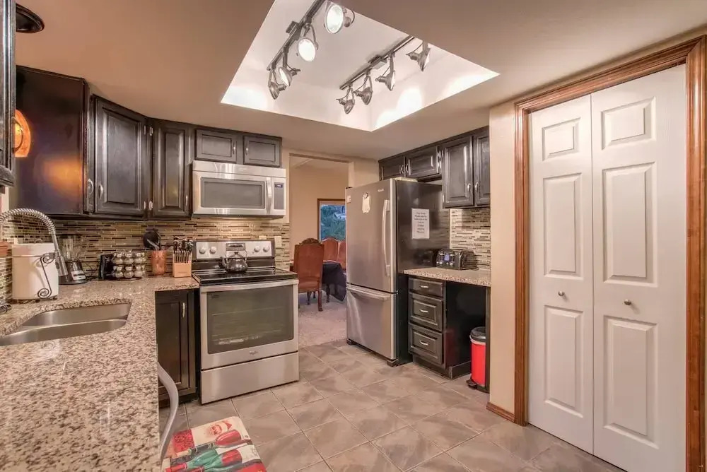 4BR Entertainer AF Academy Hot Tub, Firepit!