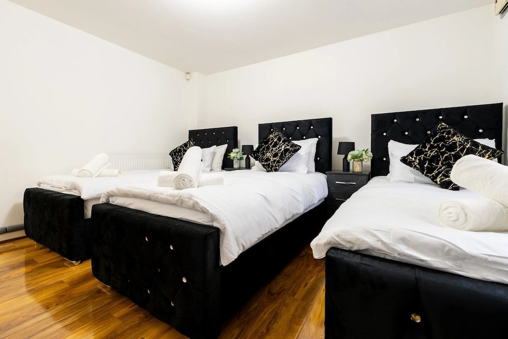 LUX Woolwich Flat 2 Stops to Canary Wharf