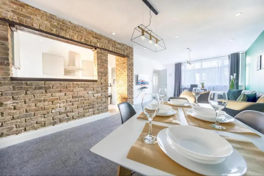 Spacious Modern 3 bed House Near Heathrow Airport