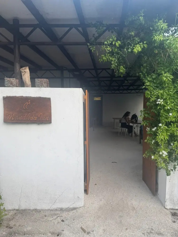 Mandhoo Inn