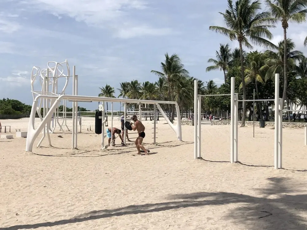 Deco Walk Hostel | Beach Club