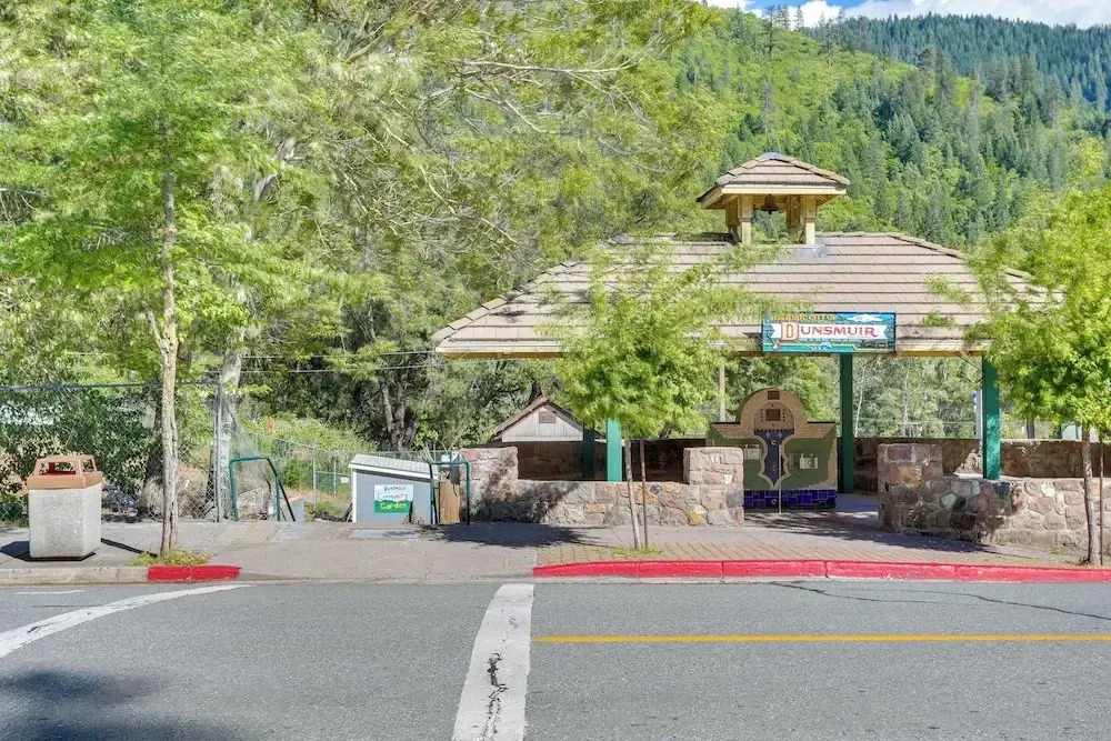 Dunsmuir Apartment ~ 17 Mi to Mt Shasta Ski Park!