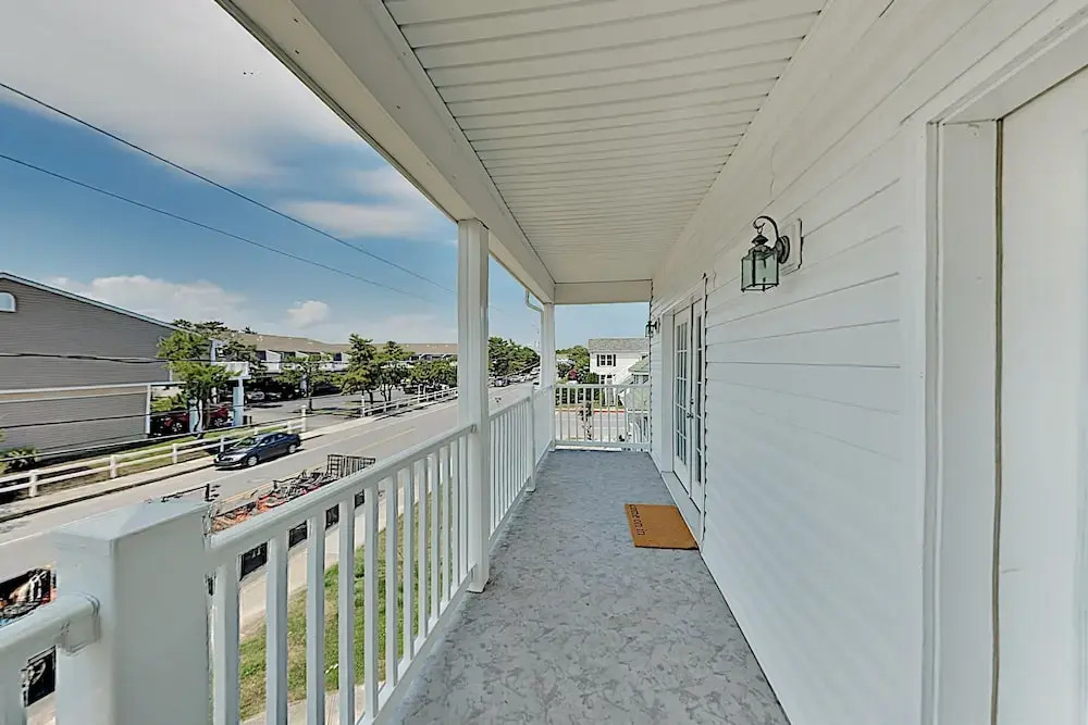 Coastal Getaway W/ 2 Living Areas - Walk To Beach 4 Bedroom Home