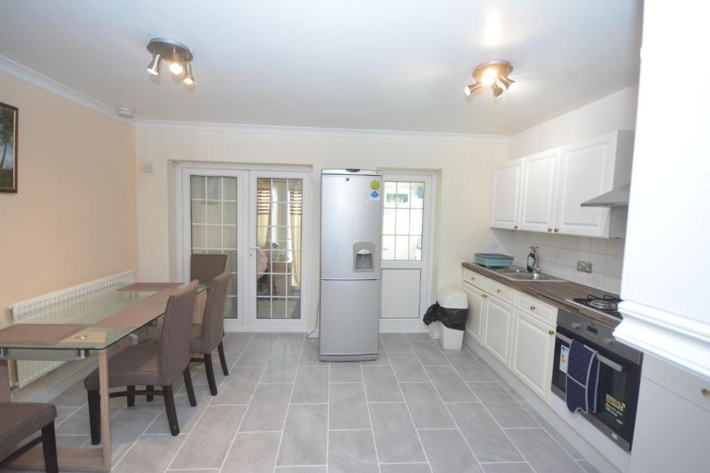 London Luxury 5 Bedroom House 2 min walk to the Tube Station