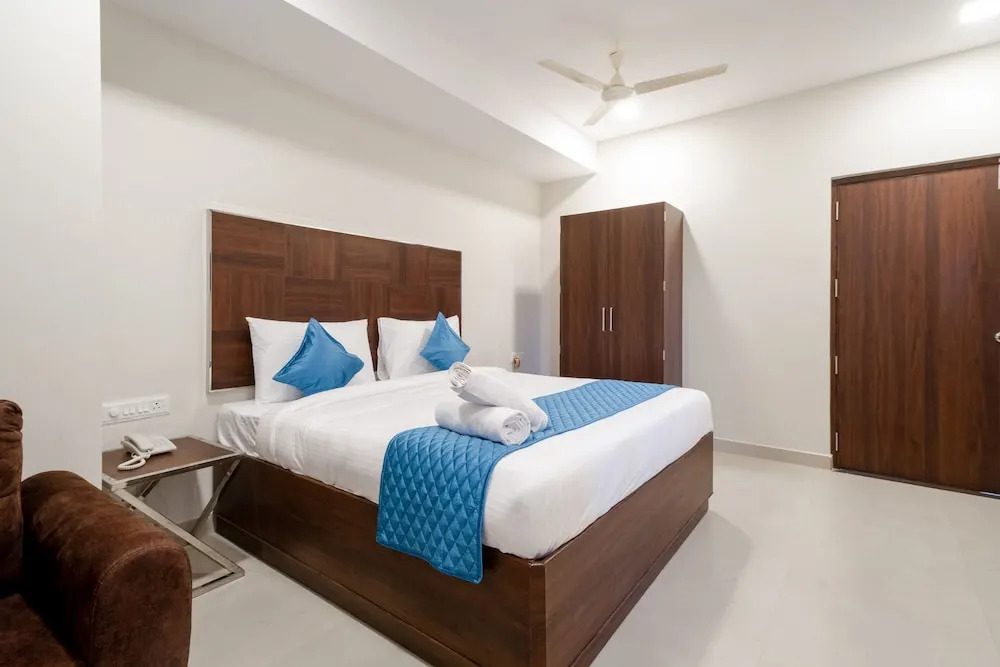 Monday Hotels Swarnas The Capital